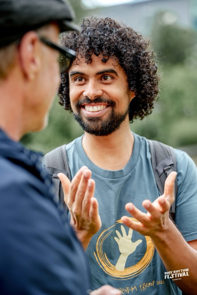 Corporate: lachender Mann mit Locken bei einer Firmenveranstaltung