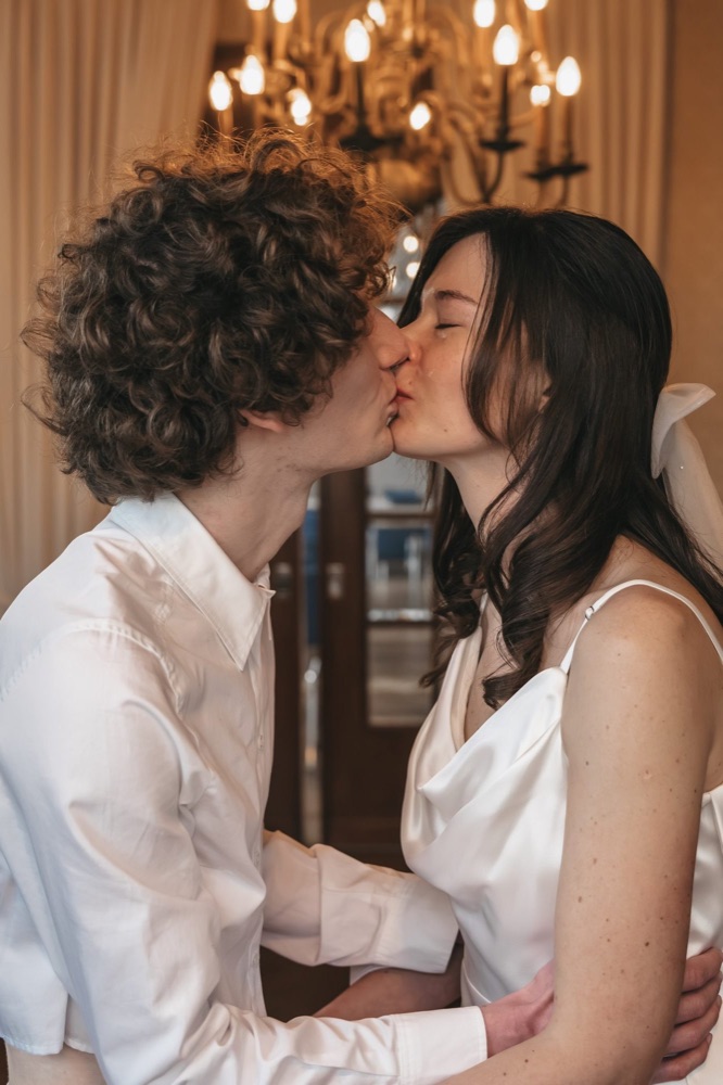 Hochzeit: Brautpaar küsst sich