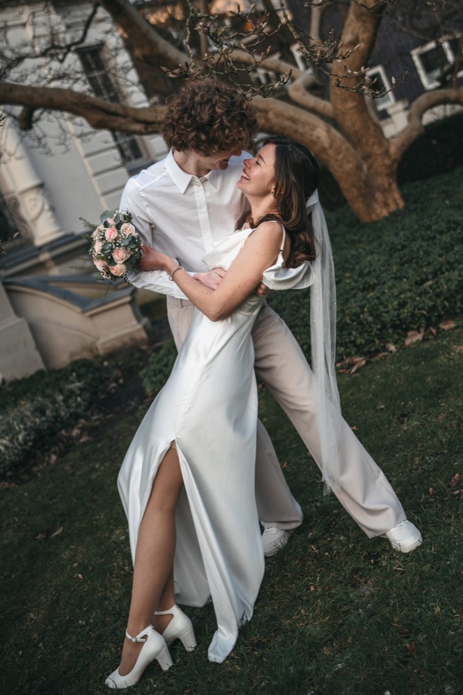 Hochzeit: Brautpaar tanzt im Garten