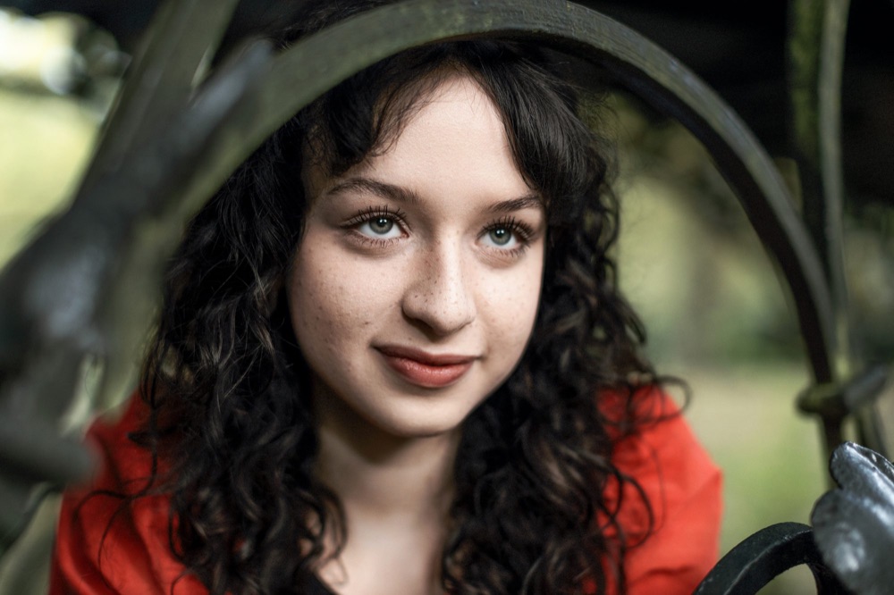 People: Porträt einer jungen Frau mit Locken